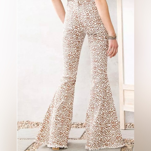 Women's SAINTS & HEARTS Beige White Cotton Blend Leopard Flare Jean Size 2 NWOT - Picture 2 of 9